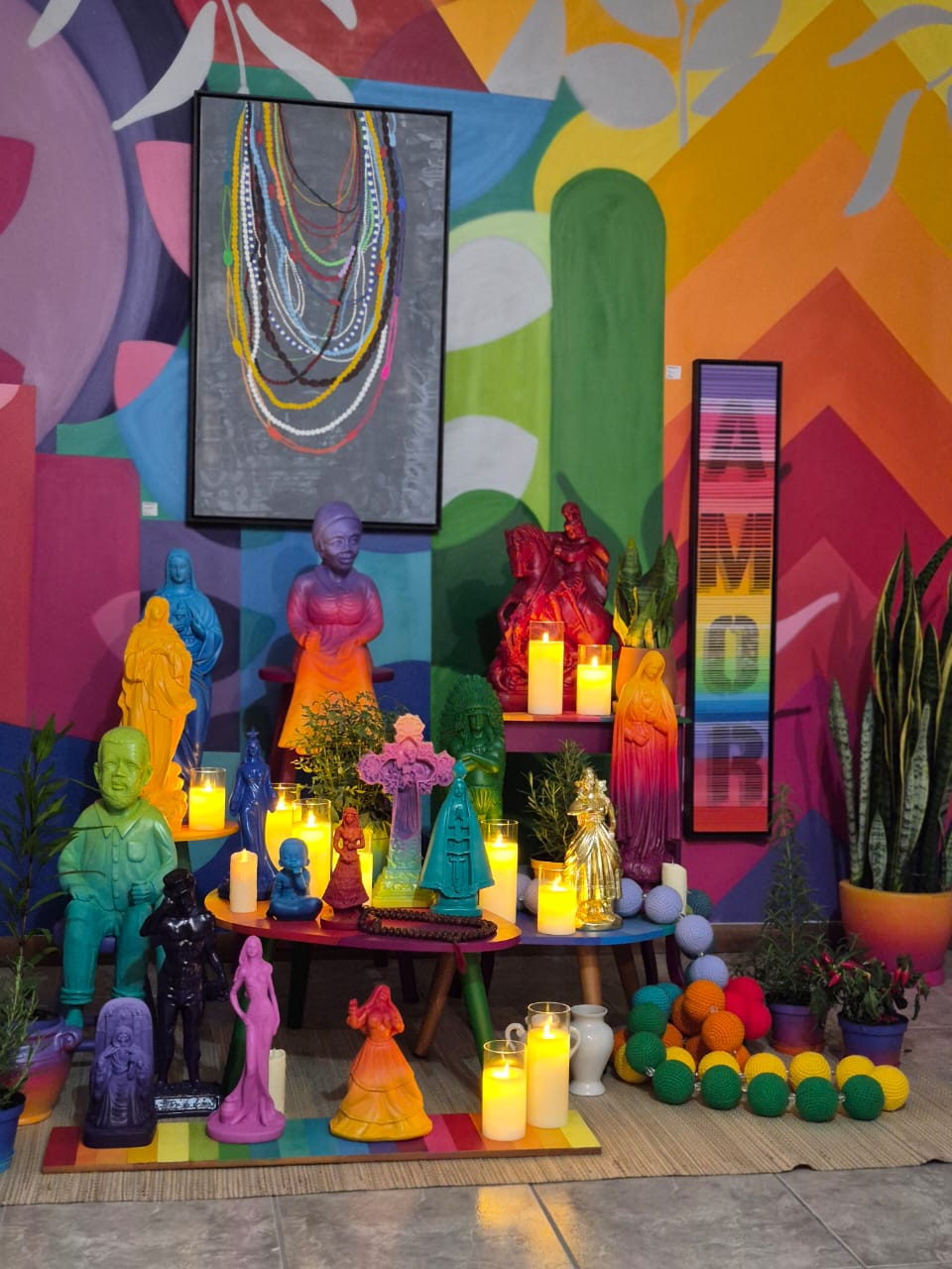 Altar de santos con el tótem AMOR al lado