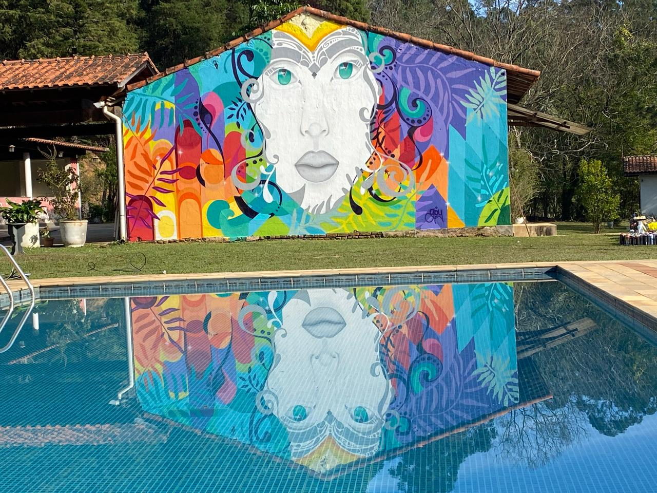 Wandbild in Mairinque und seine Spiegelung im Pool, horizontale Einstellung