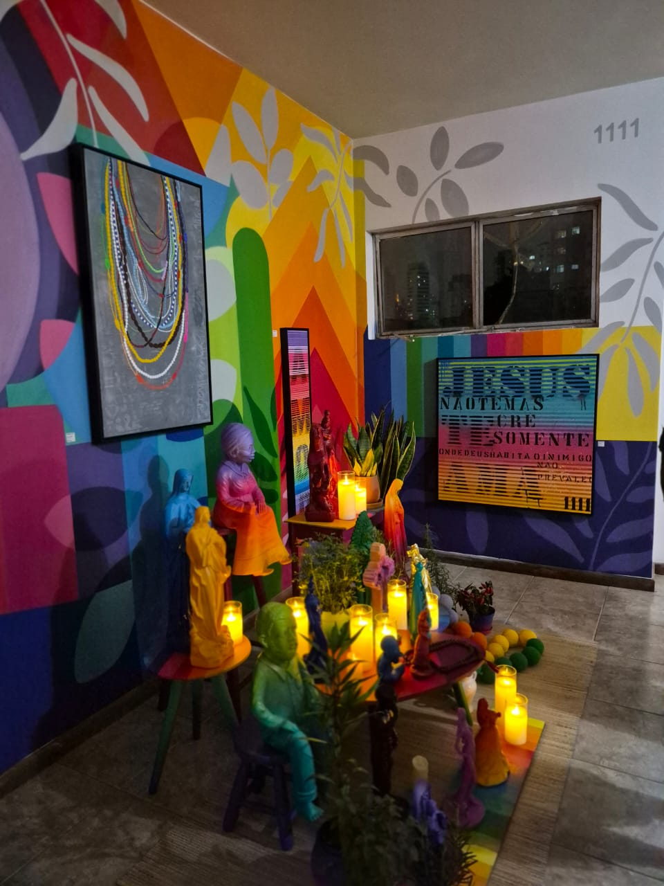 Sala-oratorio vista desde la esquina, con el 1111 en la pared