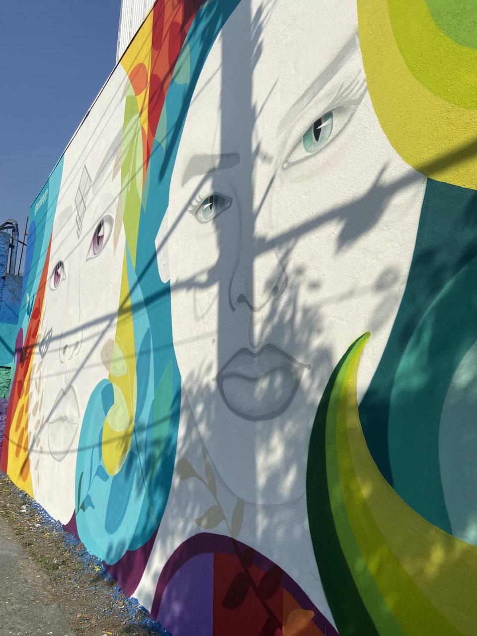 Rostro femenino del mural de la Mooca en contrapicado