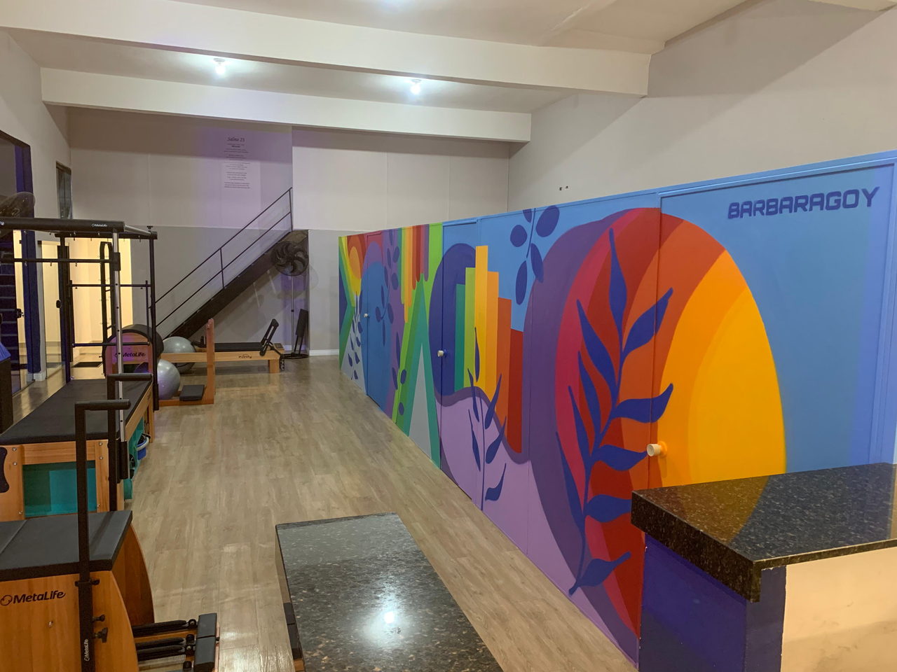 Mural do estúdio de pilates assinado BARBARAGOY
