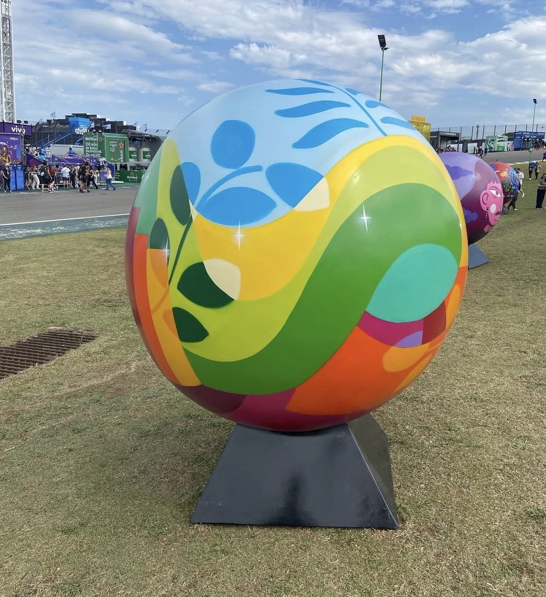Esfera pintada instalada em gramado de evento