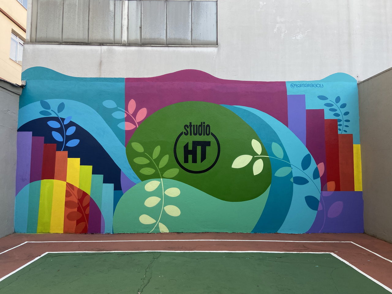 Paredão pintado com identidade do studio HT