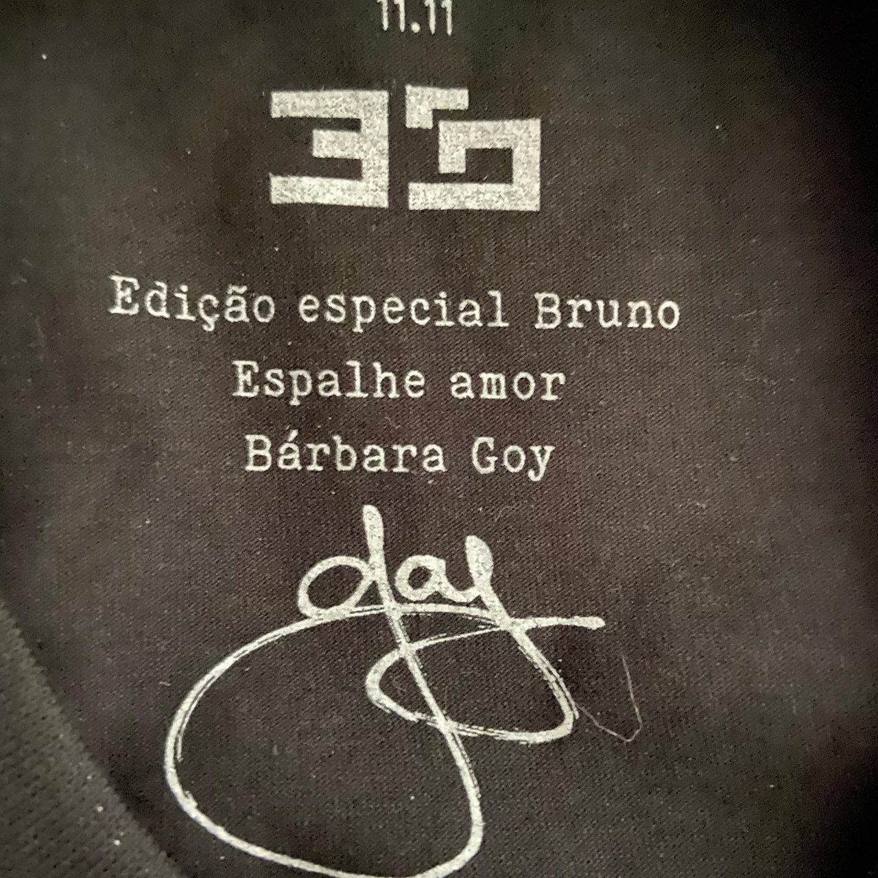 T-shirt label reading 'Edição especial — Bárbara Goy'