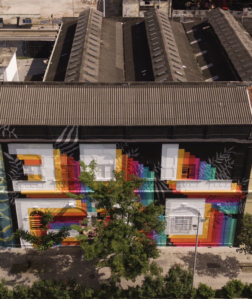 Die Fassade in Rio von oben gesehen, mit den Dächern der Lagerhallen