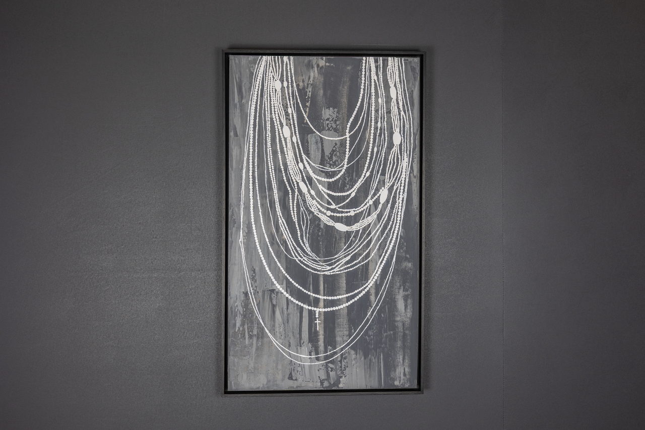 Toile de colliers blancs sur fond gris