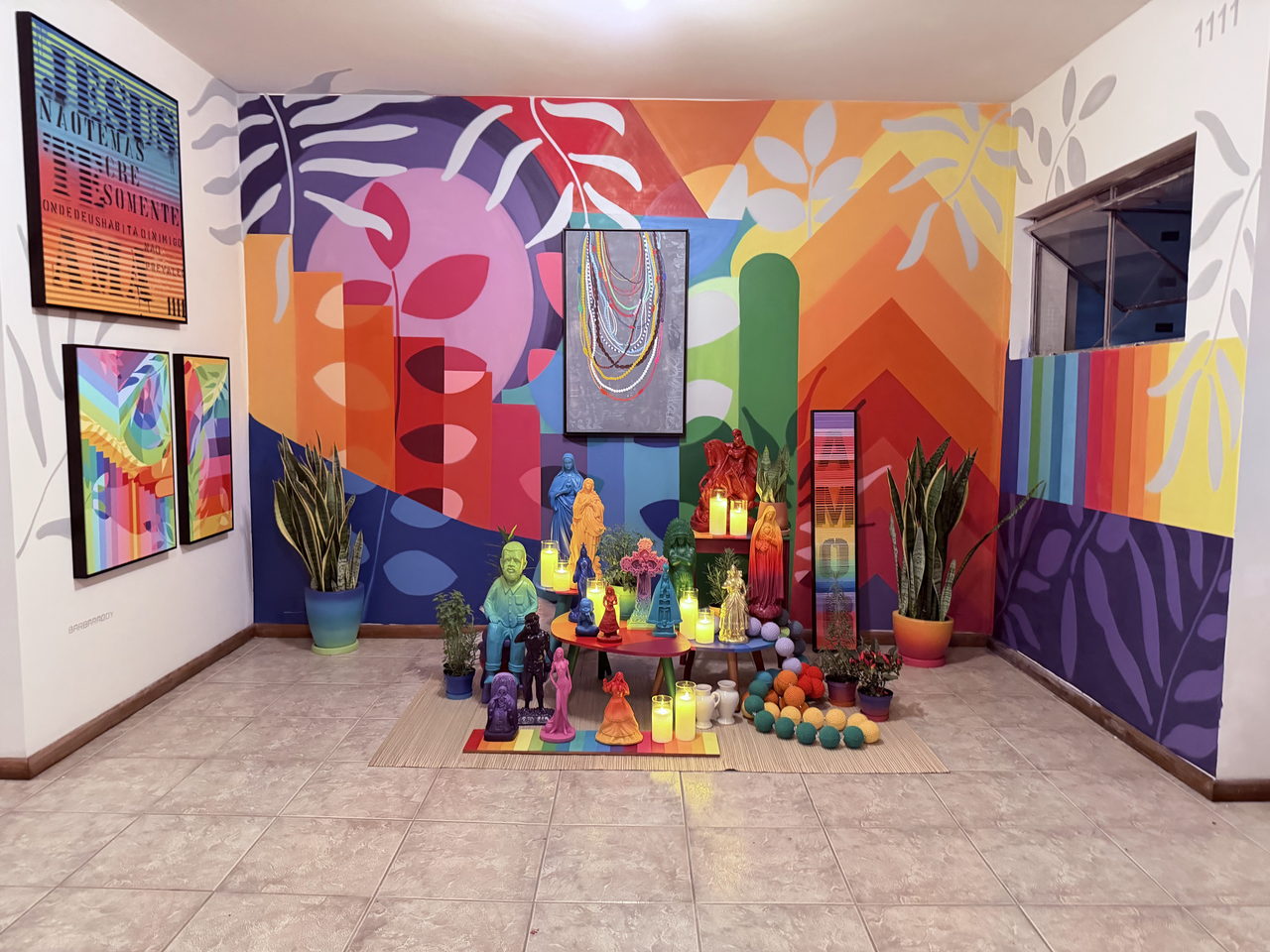 Sala-oratorio con mural, santos coloridos y lienzos