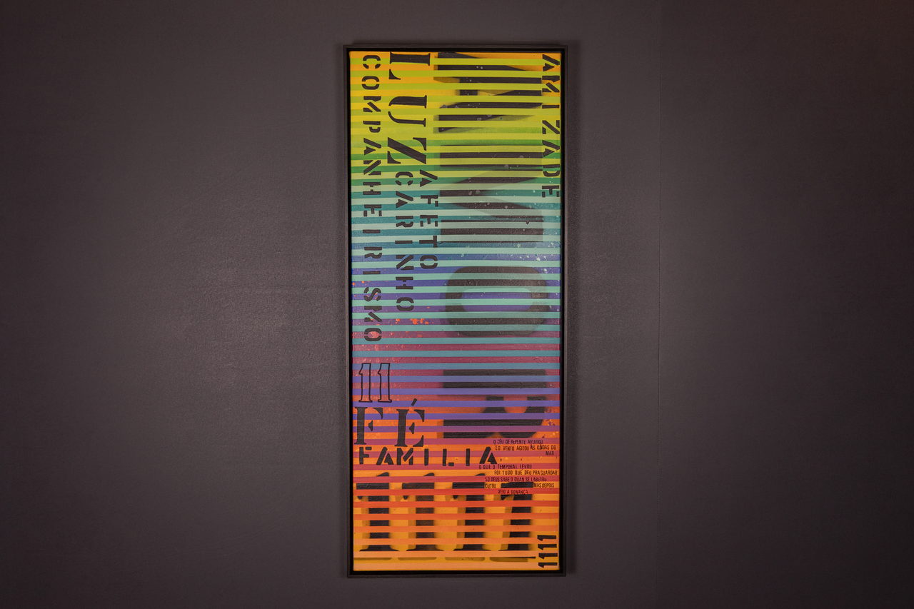 Toile verticale avec les mots AMIZADE, AFETO, LUZ et FAMÍLIA