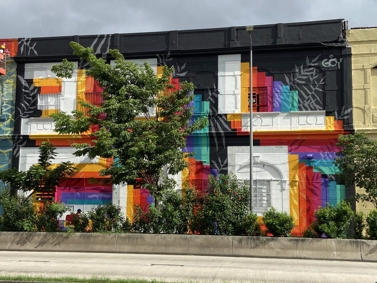 Fertige Fassade, von der Avenida gesehen, mit der Signatur GOY