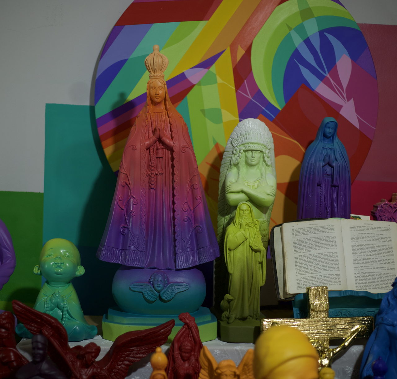 Altar with a gradient Virgin and coloured figures