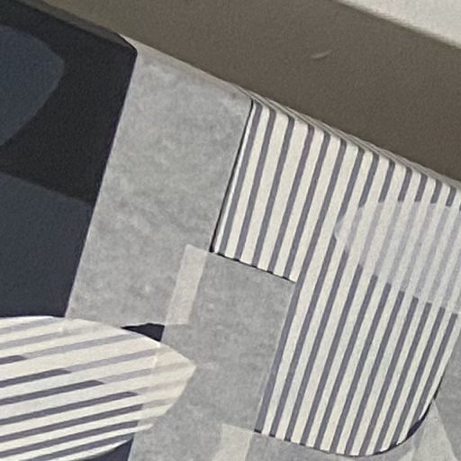 Détail d'une toile grise avec de fines rayures et du ruban de masquage