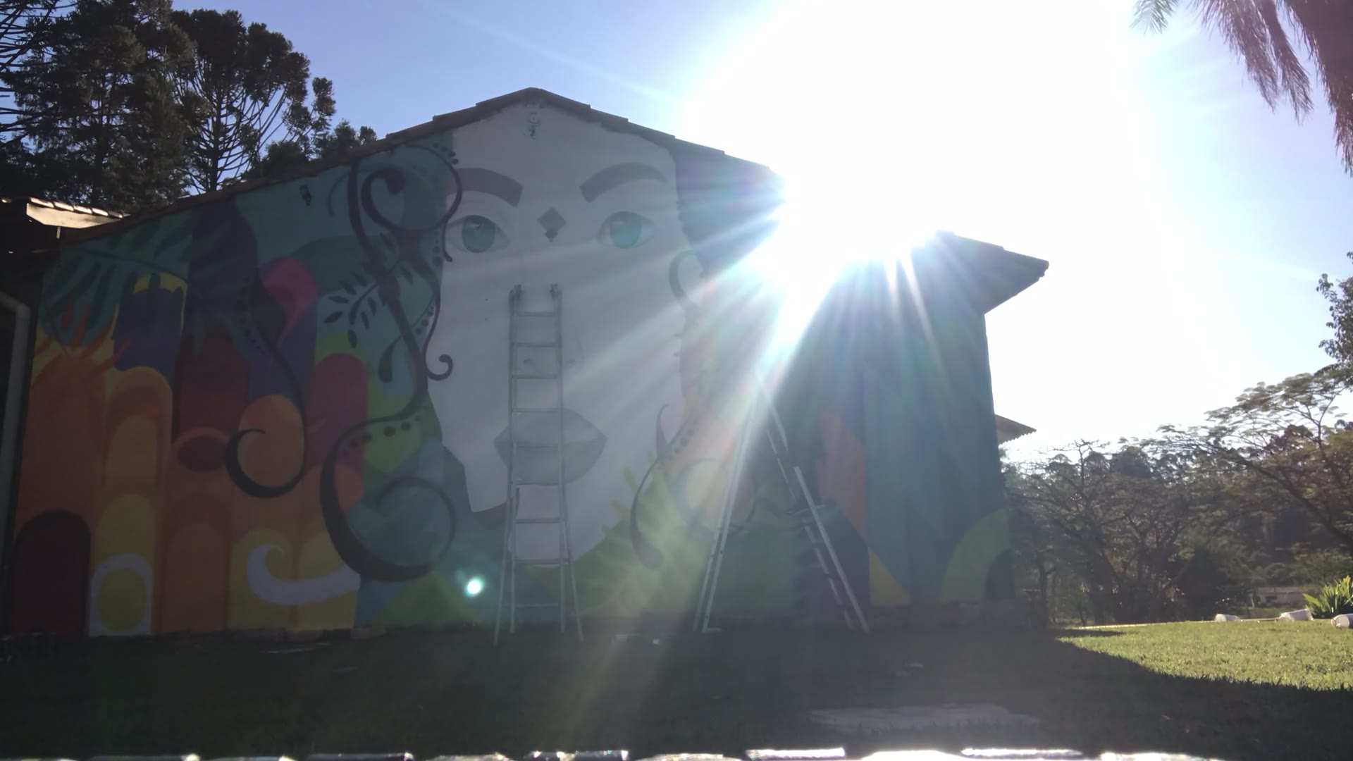 Wandbild mit Frauengesicht und Blattwerk an einem Landhaus, vom Entwurf bis zur Fertigstellung