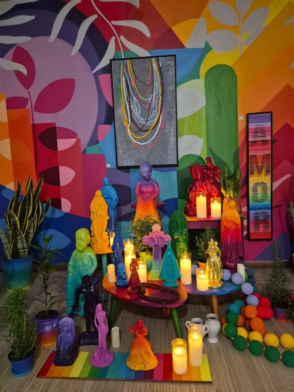 Altar completo de imágenes religiosas coloridas