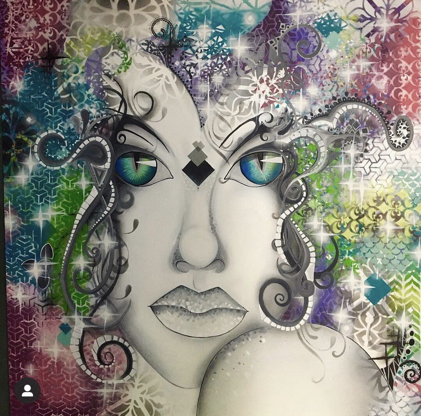 Visage féminin en gris sur un fond de pochoirs colorés