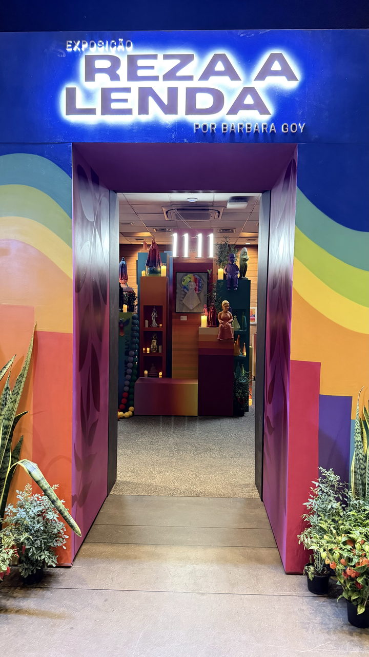 Portal de entrada de la exposición REZA A LENDA