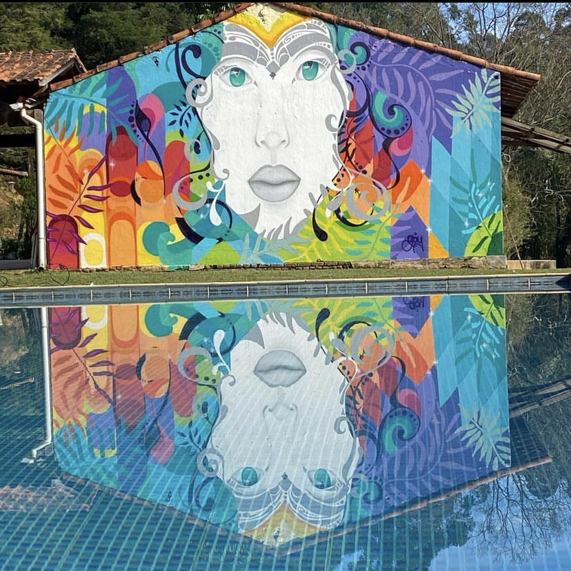 Wandbild in Mairinque, gespiegelt im Pool