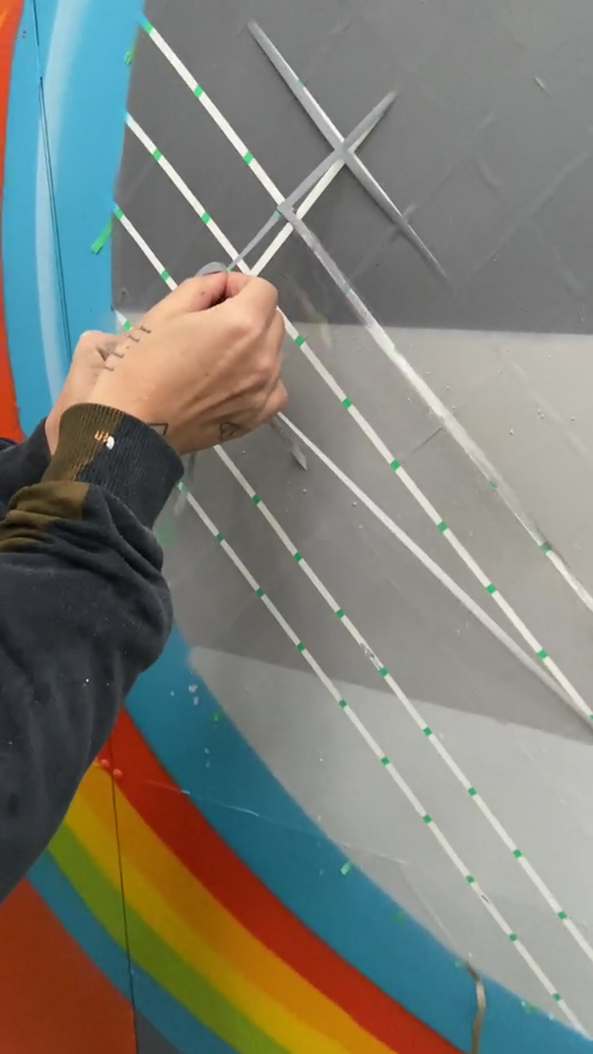 Detalhe da pintura das cordas da raquete gigante