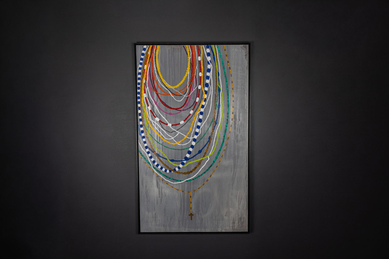 Toile de colliers de perles avec un chapelet doré