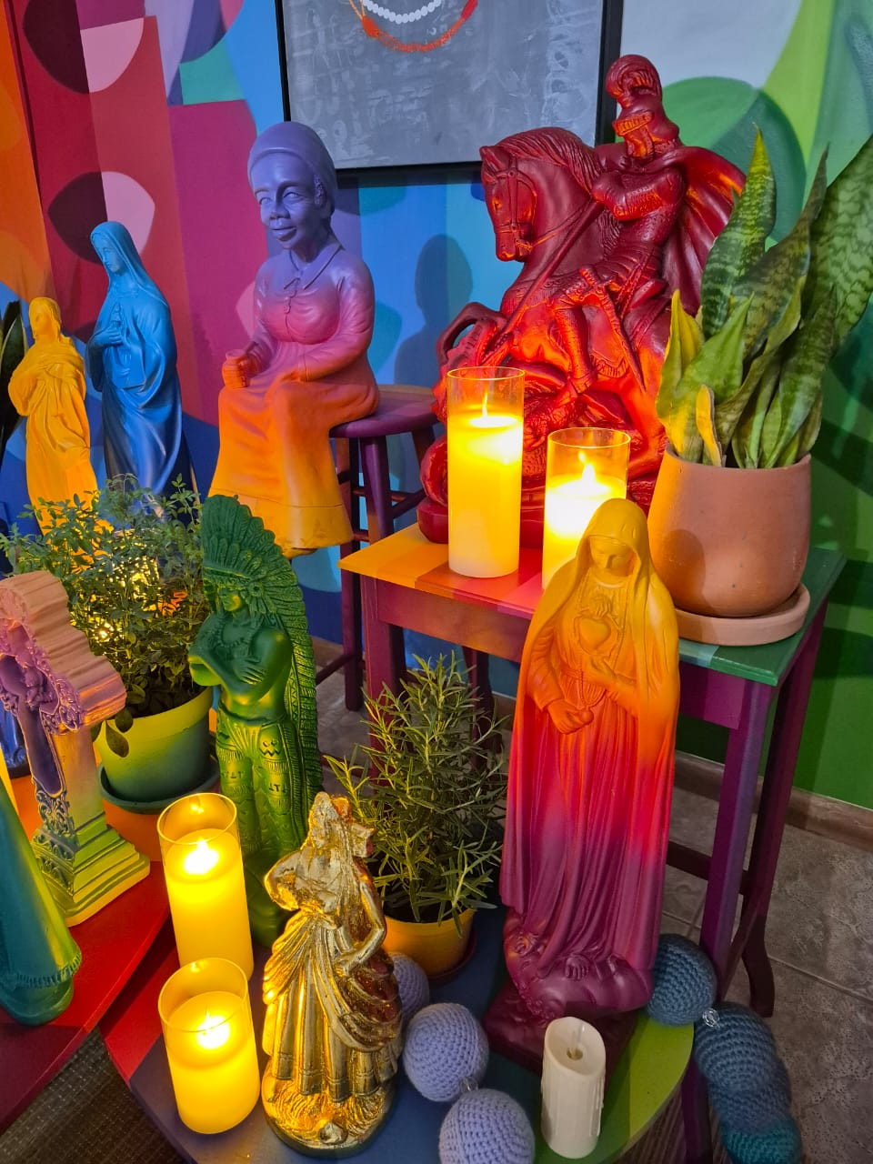 Detalle del altar con San Jorge rojo y velas