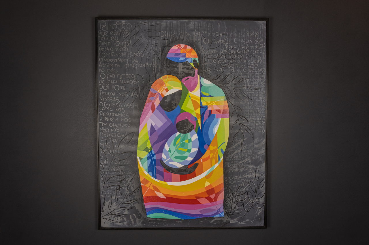 Toile de mère et enfant en couleurs sur fond gris avec une prière