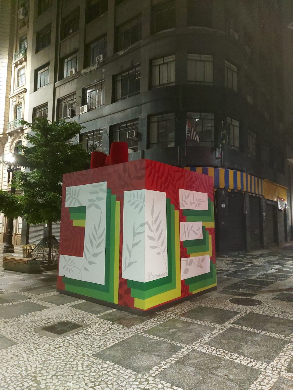 Bemalter Würfel, aufgestellt auf einer Straße mit portugiesischem Pflaster