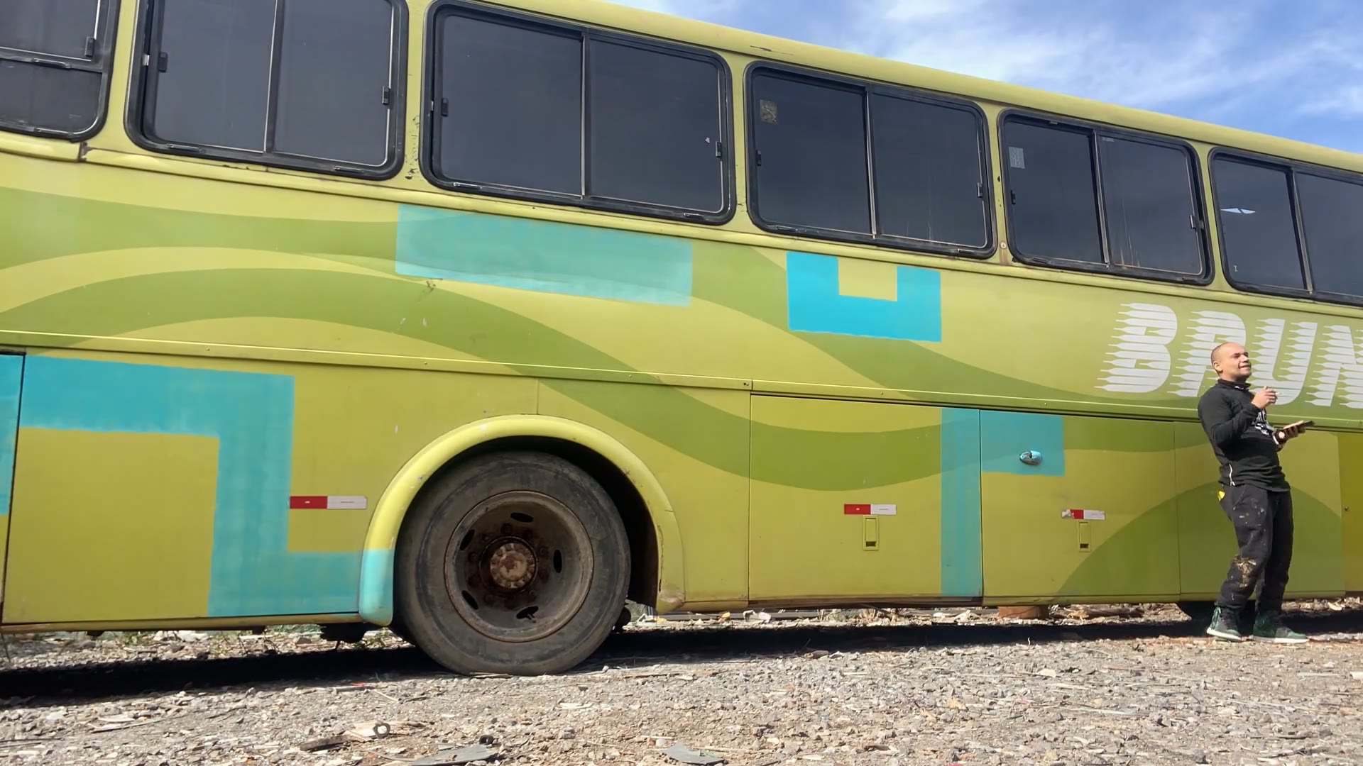 Pintura da lateral de um ônibus com padrão geométrico em degradê