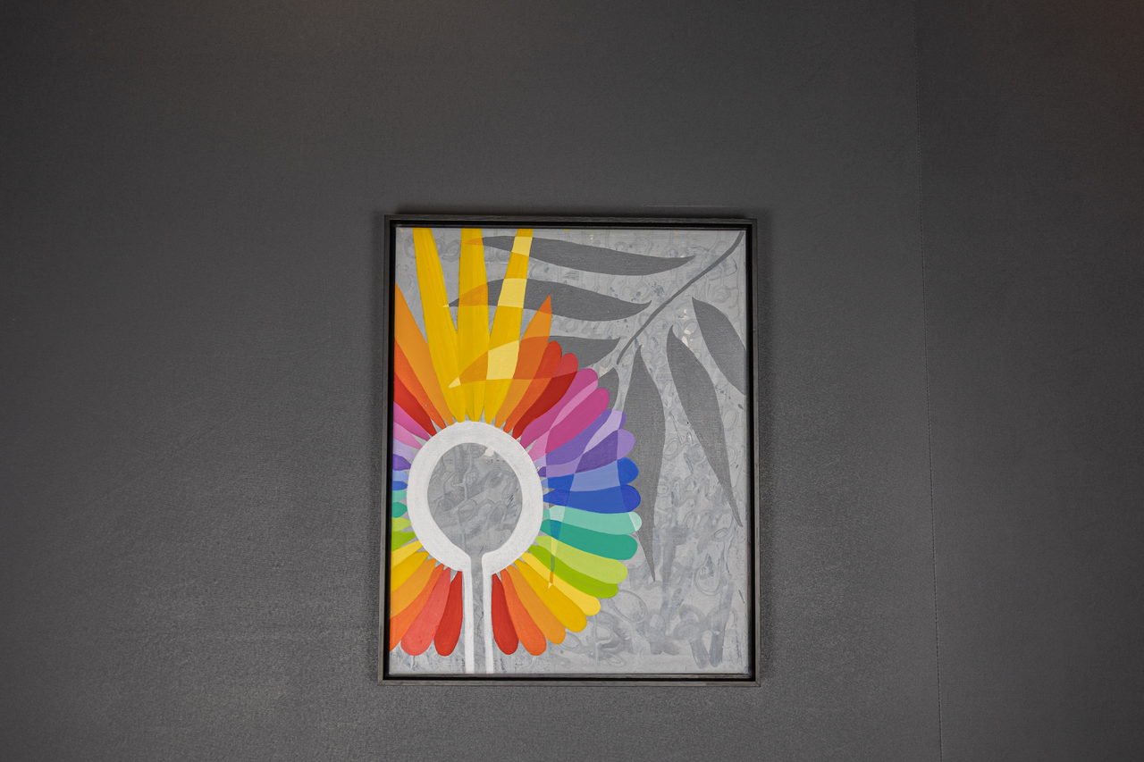 Toile avec un éventail de pétales arc-en-ciel sur fond gris
