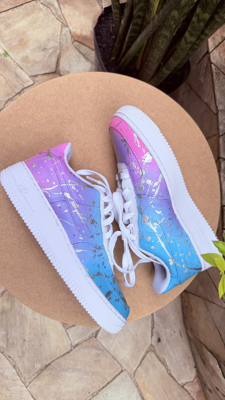 Paire de baskets personnalisées en dégradé pastel avec des éclaboussures