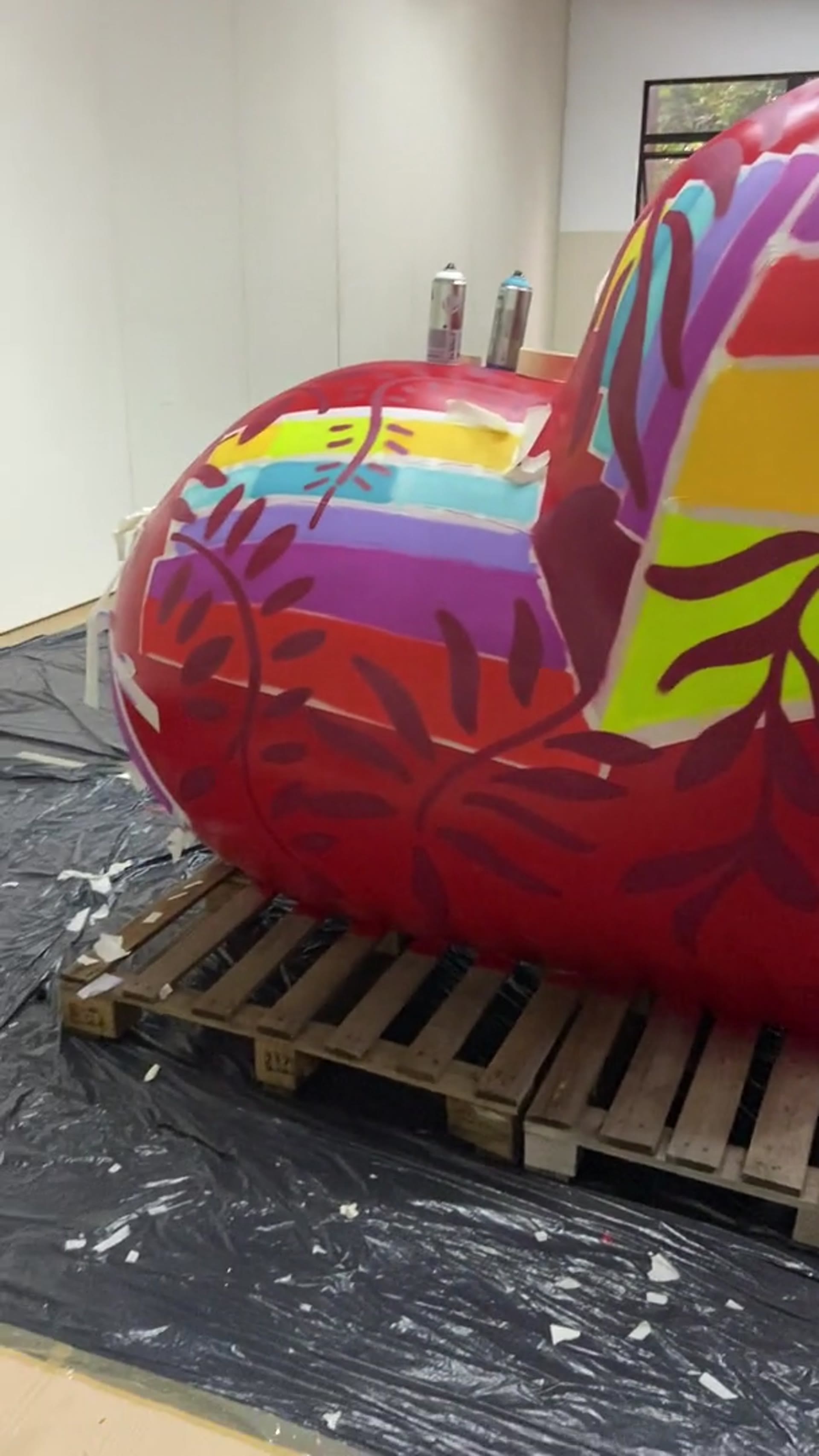 Atelier mit Herzskulpturen und Sprühdosen