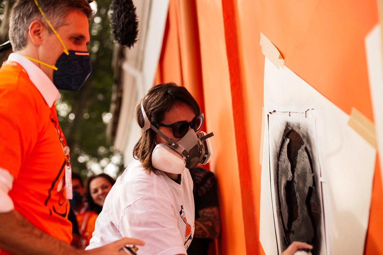 Close da artista pintando na ativação da GOL
