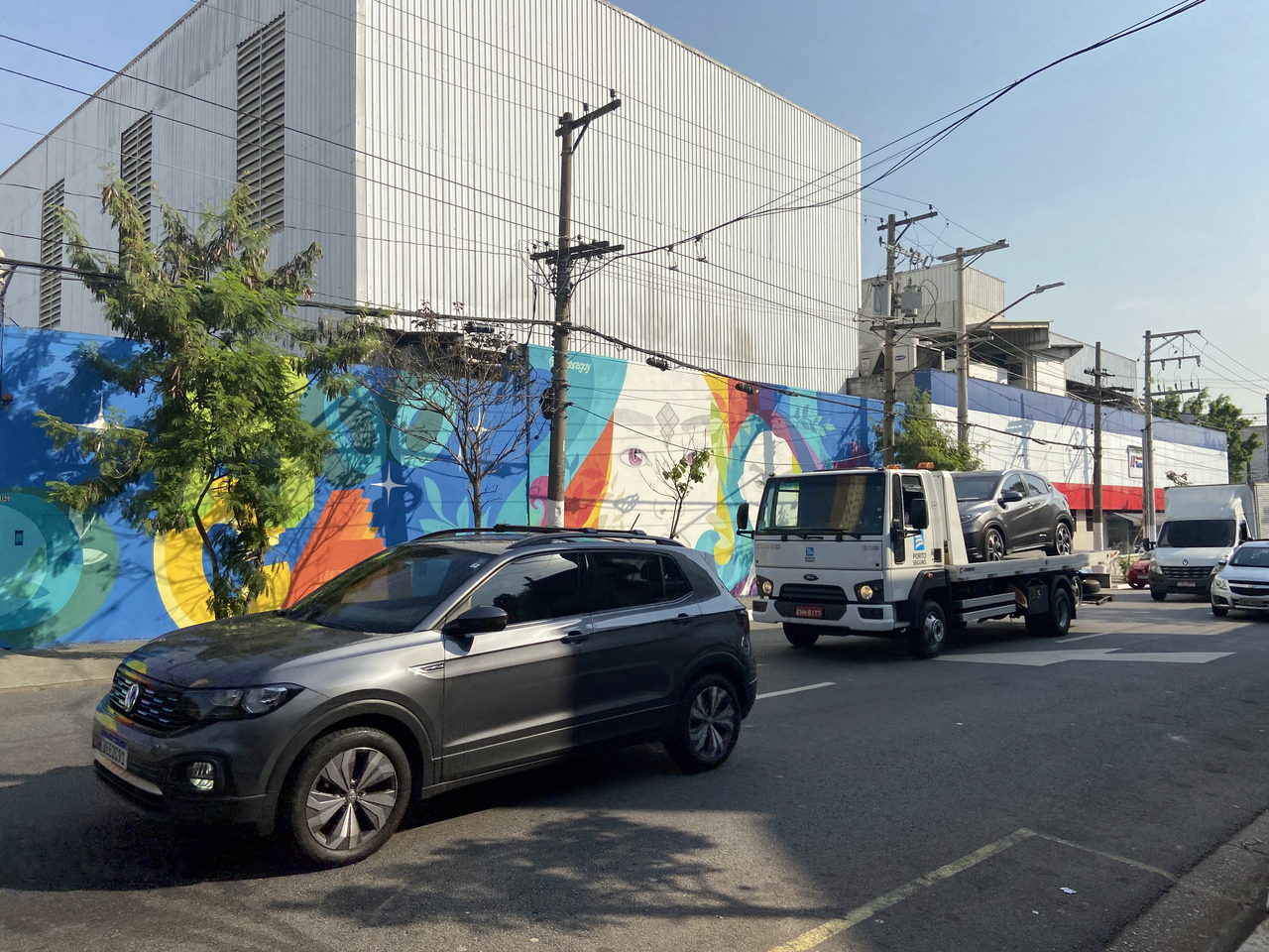 Mural de la Mooca en plano abierto con el galpón y la calle