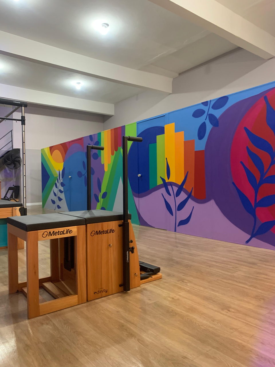 Mural do estúdio de pilates em enquadramento vertical