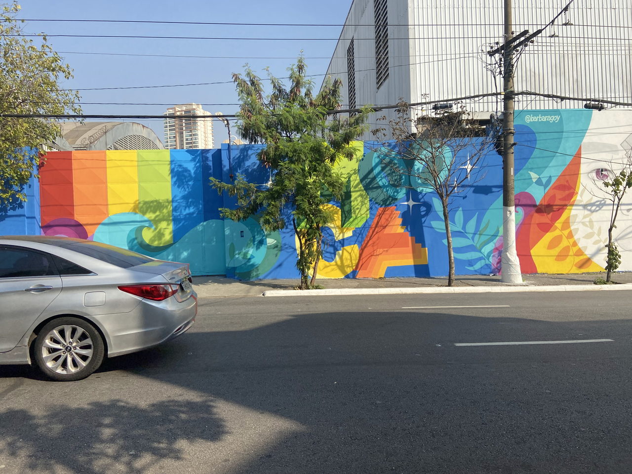 Mural de la Mooca: arco iris, lettering y rostro femenino