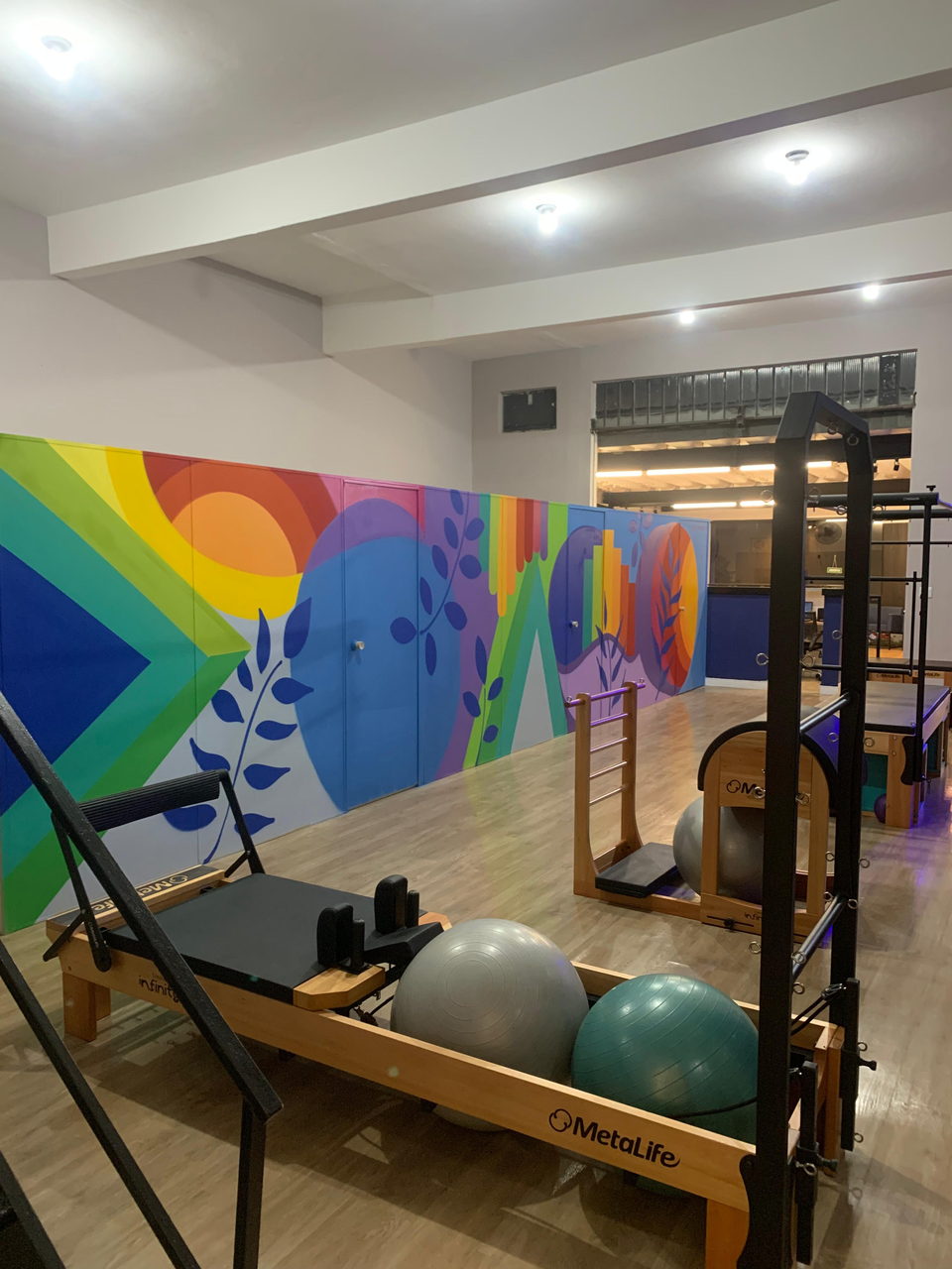 Mural do estúdio de pilates em enquadramento vertical amplo
