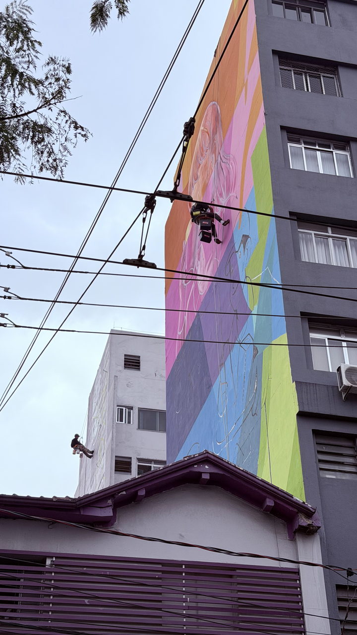 Mural de empena em execução com pintores em rapel