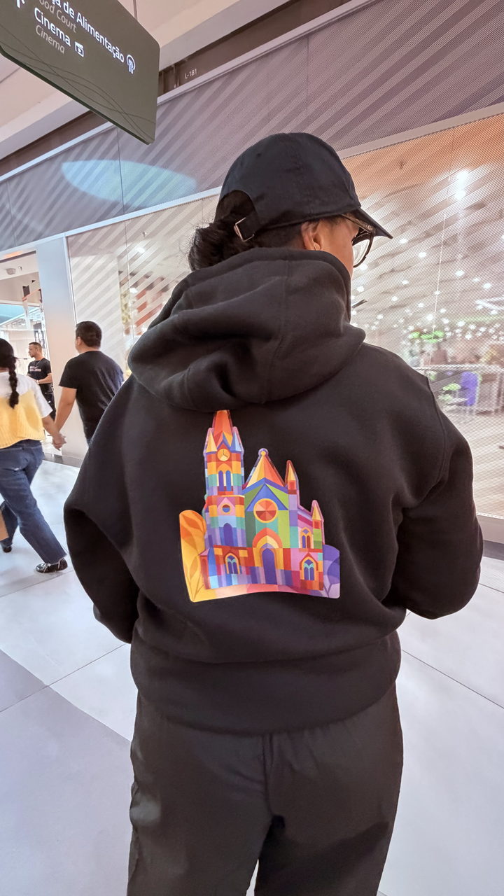Sweat à capuche avec l'illustration de la cathédrale imprimée dans le dos