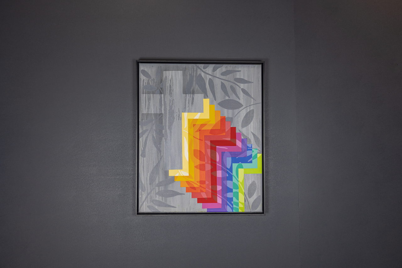 Toile avec des marches arc-en-ciel sur un feuillage gris