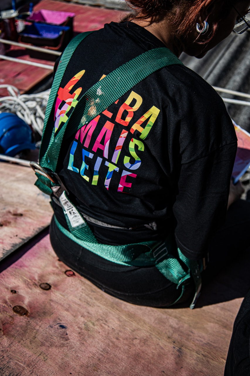 Pintora de cadeirinha com a camiseta da campanha nas costas